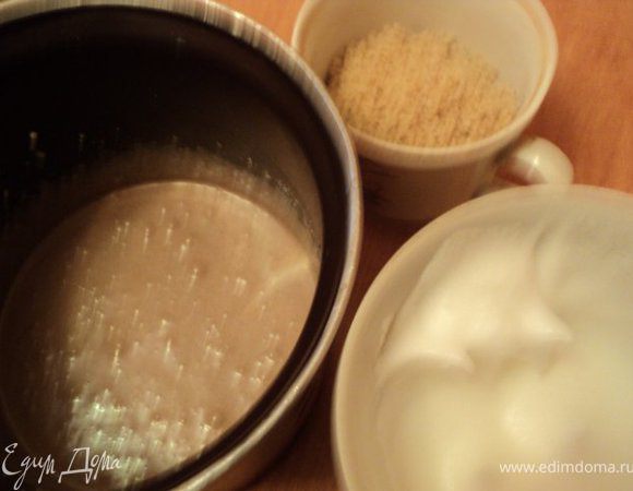 Орехи и миндаль по отдельности измельчить, шоколад 60гр растопить в микроволновке и водяной бане.
Приготовить тесто двух видов: 
1)	90гр сахара растереть с 3 желтками , ввести растопленный шоколад , часть взбитых белков, молотые грецкие орехи и остальные взбитые белки.
