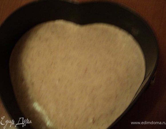 Дно формы застелить бумагой для выпечки, смазать маслом, выложить тесто и выпекать при температуре 180 градусов 25мин. После выпечки желательно, что бы корж остыл в закрытой духовке.