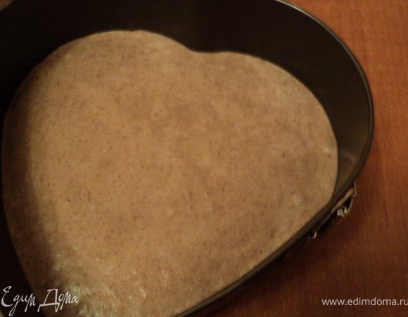 2).   90гр сахара растереть с 3 желтками , ввести часть взбитых белков, молотый миндаль  и остальные взбитые белки. Выпекать  и охлаждать так же как и первый корж.