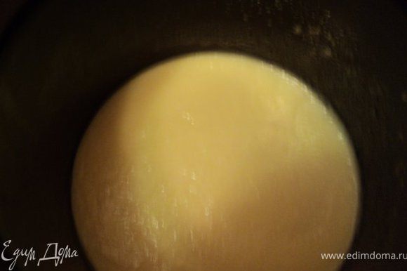Приготовить крем: яйца взбить с сахаром, ввести постепенно горячее молоко и, постоянно помешивая, на небольшом огне довести массу до загустения. Охладить.