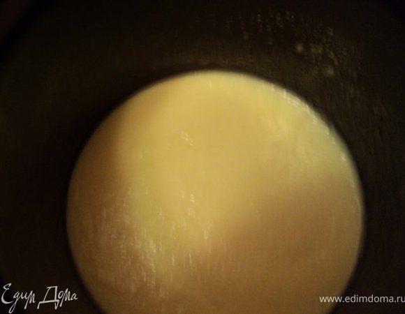 Приготовить крем: яйца взбить с сахаром, ввести постепенно горячее молоко и, постоянно помешивая, на небольшом огне довести массу до загустения. Охладить.