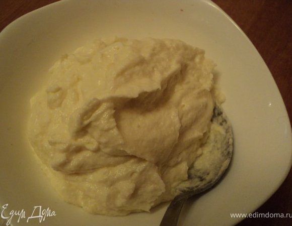 Размягченное масло взбить, постепенно добавить, взбивая, заварной крем и ванилин. 1/3 крема отложить ,