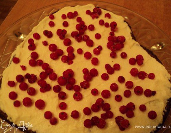 сверху выложить свежую или замороженную красную смородину,