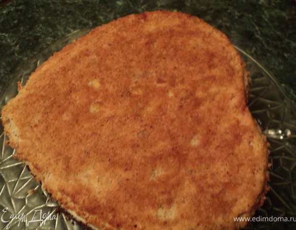 миндальный корж также смазать оставшимся ванильным кремом и выложить стороной, смазанной кремом, на нижний пласт.