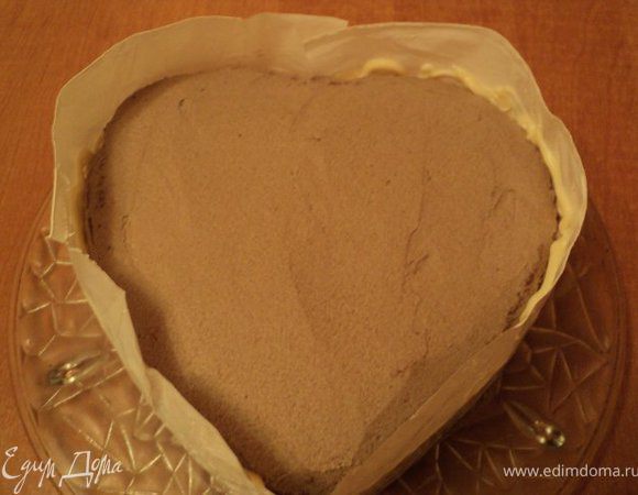 Смазать верх и бока торта шоколадным кремом, выровнять поверхность. Поставить тор в холодильник на 30мин.Подготовить шоколенту: взять полиэтиленовую пленку длиной по диаметру торта и соответствующей высоты. Шоколад растопить в микроволновке или на водяной бане, положить в  полиэтиленовый пакетик, отрезать уголок и нанести шоколад тонкой струйкой на ленту. Дать шоколаду слегка остыть и обернуть лентой торт. Поставить в холодильник на 1-2 часа.