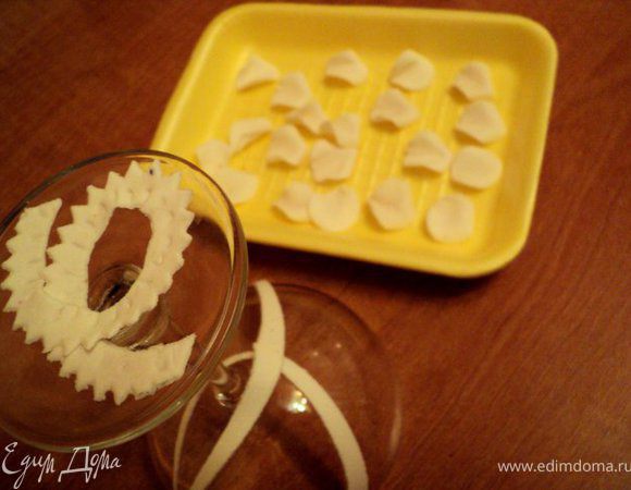 Подготовить украшение из мастики ( сделать заранее, чтобы украшения подсохли): марщмелоу ( 75гр) размягчить в микроволновке (10-20сек) и постепенно замесить с 150-200 гр сахарной пудры и 1 ч.ложкой  лимонного сока. Мастику раскатать и вырезать детали украшений, а затем и сами украшения.