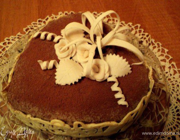 Торт украсила подсохщими украшениями из мастики. Приятного аппетита!