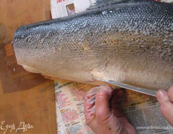 Дальше отрезаем ему хвост и нижние плавники - это пойдет на рыбный суп.