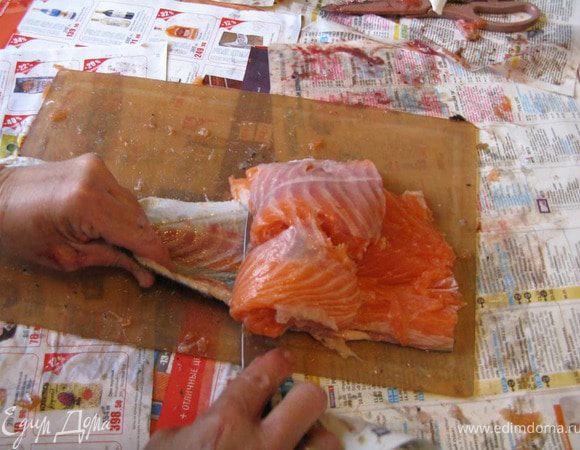 Наконец, изъяв кости, срезаем с кожи филе.