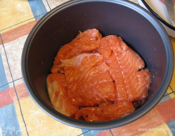 И укладываем его в чашу мультиварки слоями, пересыпая эти слои солью, горошинами перца и лавровым листом. Физиологические подробности закончились и начинается самое приятное: ставим в мультиварку, включаем режим тушения на полтора часа.