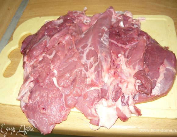 Аккуратно надрезать голень индейки вдоль кости. Постепенно обходя ножом кость, отделить ее от мяса и вынуть. Это оказалось совсем несложно. Значительно сложнее вынуть такие плотные полоски (не знаю как они называются, какие-то прямо окостеневшие сухожилия) из мяса. В результате получается вот такой вот пласт.