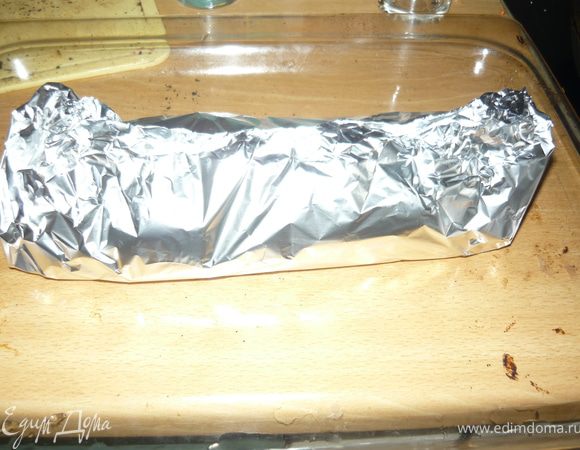Завернуть в фольгу и запекать в духовке при температуре 200 градусов около 1 часа.