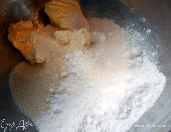Соединить манку, размягченное сливочное масло, ваниль и муку ***Муки нельзя добавлять много, иначе тесто будет слишком рассыпчатым и печенье может превратиться в песок, да и насколько я понял, муки в принципе не должно быть много. У меня ушло 4-5 ст.ложек***.  