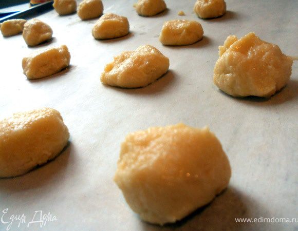 Противень застелить бумагой. Сформировать небольшие шарики и на достаточно большом растоянии выложить на противень. ***По отзывам я готовился к тому, что как и у 90% людей печенье не будет держать форму, превратиться в плоскую лепешку***. Выпекать в предварительно разогретой до 170С духовке, 15-20 минут. Снимать аккуратно, лучше чуть теплым (горячее рассыпается). 