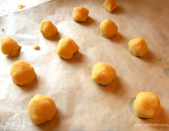 Но все-таки мне хотелось добиться своего, а именно: 1) опытным путем установить, можно ли сократить количество масла; 2) добиться нужной формы. Для этого взял 5 ст.л. манки, 80 гр. сливочного масла+1 оливкового, пудру заменил сахаром (все-таки фактура) и добавил значительно больше муки, ложек 7. Тесто получилось более крутым. 