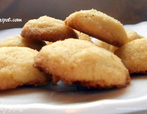 Почти получилось! Во всяком случае форма более-менее сохранилась:) И менее жирное - тоже плюс. Но более грубое, жесткое, и вкус совсем не такой...блеклый и более простой что ли. Как-нибудь поэксперементирую еще, читал, что кто-то добавляет убойную порцию муки, правда все равно не уверен в результате. В общем, может быть, опыт кому-нибудь и пригодится! Печенье в принципе достойно внимания! 