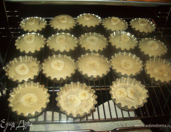 Масло растереть с сахаром.Добавить яйца,перемешать.Потом засыпать муку,разрыхлитель.Перемешать.Измельчить в блендаре бананы,добавить в тесто.В формочку положить половину теста,затем нарезанные кружочками бабаны ложим в формочку,потоом кусочки белого и тёмного шоколада,заливаем тестом,(не до конца,так как при выпикание тесто подымется,и может начать вытекать)сверху ложим бананчик.и в духовой шкаф на 50 минут 170 градусов!)сверху посыпаем белым и тёмным шоколадом