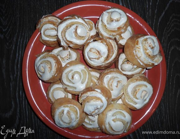 1. Маргарин натереть на терке, смешивая с мукой.

2.Сырки смешать с желтками, содой, гашеной уксусом и сахаром. Растереть до растворения сахара.

3. Все смешать и замесить тесто.

4. Тесто разделить на 2 колобка и поставить в холодильник на полчаса.

5.Тем временем, взбить белковый крем.

6.Тесто достать, раскатать толщиной в 0,5см в пласт овально-прямоугольной формы, чтобы было удобно свернуть его в рулет. Смазать белковым кремом и свернуть в рулет. Рулет нарезать дольками, толщиной 2-2,5см и укладывать на противень, посыпанный мукой.

7. Выпекать при 180С 20-25мин. до румяности. Не передержите, тогда печенье будет не таким нежным.

Смачного!)