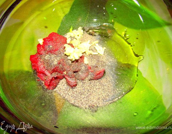 В миске смешать мёд, томатную пасту, чёрный перец, соль. Перемешать.