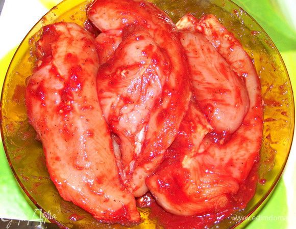 Замариновать курицу маринадом и оставить на час.