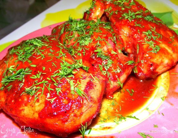 Запекать в разогретой духовке до 180 °С, 30 минут до золотистой корочки. Всё курица готова!