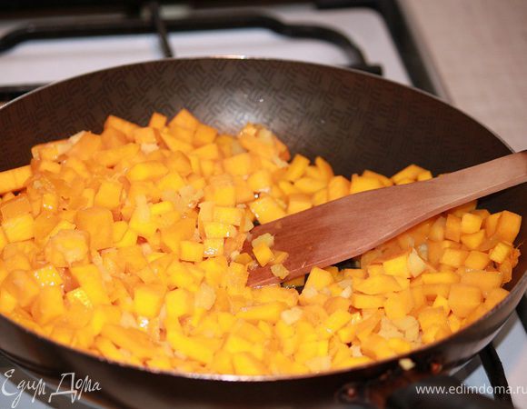 Обжариваем на сливочном масле мелконарезанный имбирь (можно даже на терке его потереть) и нарезанную кубиком тыкву + щепотка мускатного ореха. Обжариваем до тех пор пока тыква не станет мягкой. Оставляем остужаться.