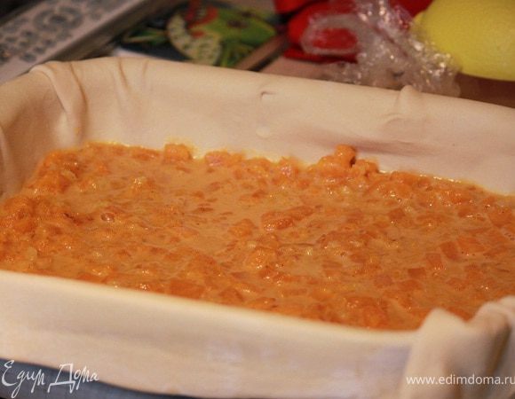 Раскатываем слоеное тесто, чтобы оно было больше вашей формы.
Выкладываем тесто на смазанную форму и выливаем начинку внутрь.
