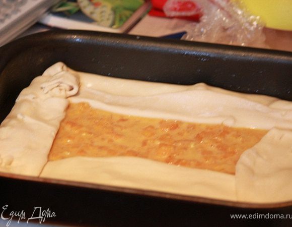 Закрываем края пирога - серединку оставляем открытой. Протыкаем пирог ножом в нескольких местах - дабы он не вспучивался в процессе выпечки. Помещаем в разогретую до 200 гр духовочку и выпекаем 20 минут!
Подавать пирог немного остывшим!
