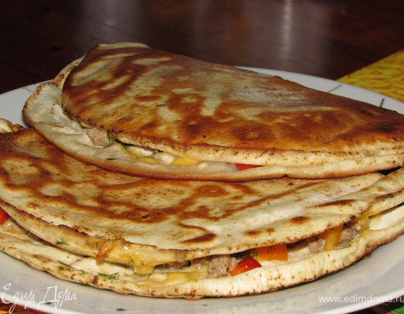 Фарш обжарить с измельченным луком.
Перец нарезать не большими кубиками.
Сыр натереть на терке.
Зелень измельчить.
Одну сторону лепешки положить на раскаленную сковородку, быстро положить не много фарша, перчика, зелени и посыпать сыром.Тут же накрываем второй стороной лепешки, придавливаем слегка лопаткой и переворачиваем. Вторую сторону слегка поджариваем и вуаля - бутерброд готов.
Приятного вам))