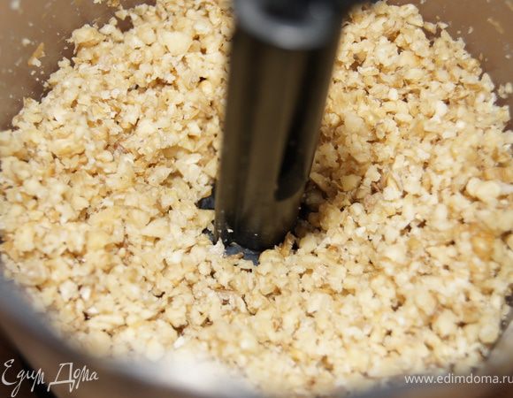 Грецкие орехи измельчить в блендере.