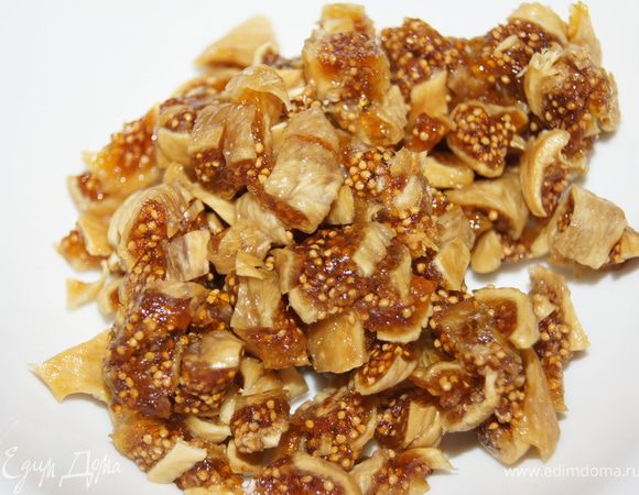 Инжир мелко порезать.