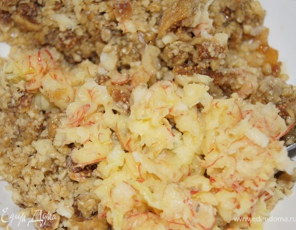 Яблоко натереть на средней терке, добавить орехи, инжир, мед, корицу, муку. Перемешать.