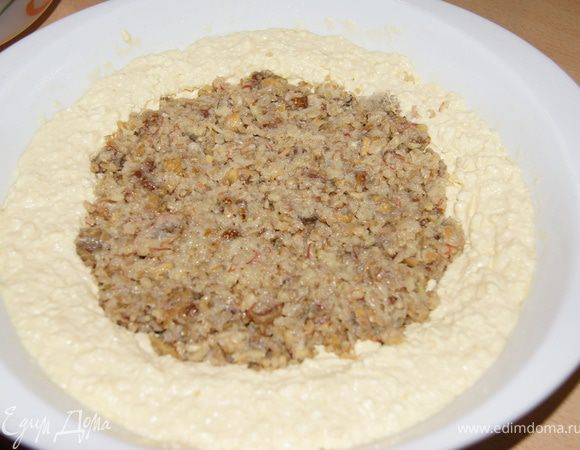 На середину выложить начинку.