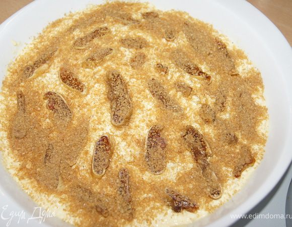 Украсить инжиром и посыпать коричневым сахаром.
Выпекать 45 минут при 180С.