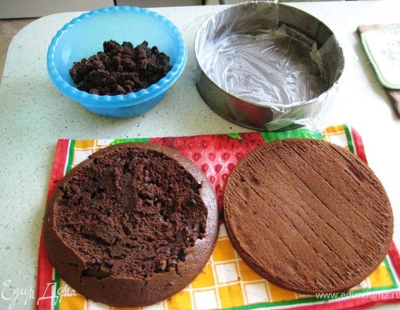 Смешать муку,сахар,какао,разрыхлитель и соду.Отдельно взбить яйца,добавить молоко и раст.масло-всё влить в сухую смесь и перемешать.Если жидковато-добавить муки.Влить стакан кипятка,перемешать,перелить тесто в форму и выпекать в предварительно разогретой до 220гр.духовке,после пяти минут убавить до 180 и выпекать ещё 40мин.Остывший бисквит разрезать на два коржа.Я не воспользовалась советом Оксаны-не уплотнила бока.Из-за этого верх получился не ровным.Я его обрезала и покрошив в крошку,добавила в суфле,когда собирала торт:)