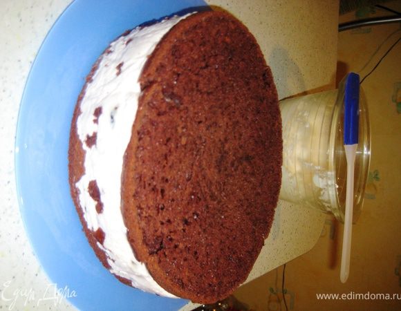 Сборка: Форму разъёмную выстлать пищевой плёнкой или пергаментом,на дно уложить 1 корж,затем влить половину суфле,высыпать крошку бисквита,кот.мы срезали с верхушки коржа,Затем влить оставшееся суфле и положить сверху 2 корж.Убрать в холодильник на 2 часа.