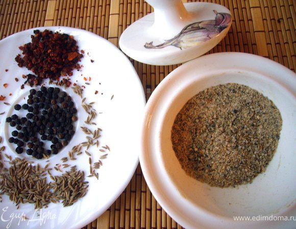 Растолочь в ступке зиру с солью и перцем, добавить сушёные томаты, натереть этой смесью куриные бёдрышки и оставить пропитаться.