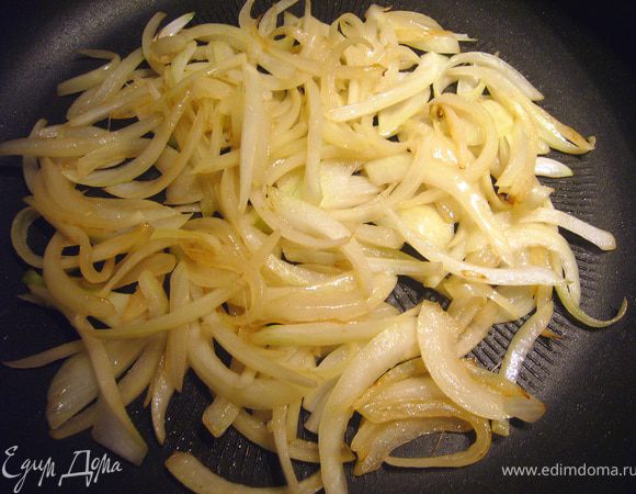 В это время лук очистить и нарезать крупными дольками. Быстро обжарить на той же сковороде, где обжаривалась айва, добавив 1 ч.л. масла. Он впитает выделившийся с айвы сок и чуть карамелизируется.