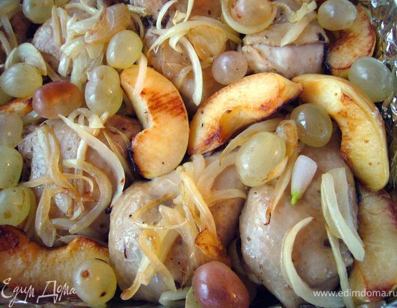 Достать форму с курицей, перевернуть бёдрышки кожей вверх, разложить айву меж мяса, добавить виноград, влить вино и бульон, сверху выложить лук. Накрыть форму фольгой и запекать 40 мин при 170 гр.