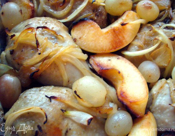 Снять фольгу, полить курицу и айву образовавшимся соком и чуть подрумянить в открытом виде.