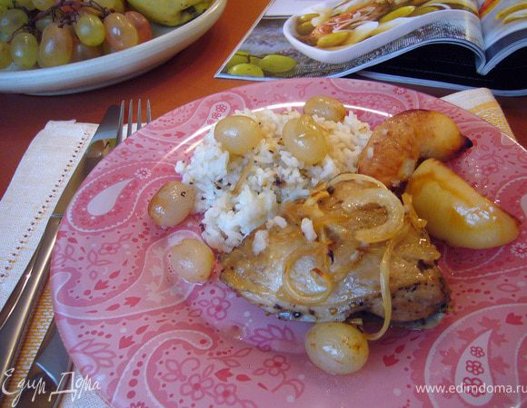 Для гарнира к такому блюду идеально подойдёт рис (хотя и айва сама по себе - неплохой гарнир). Я отварила краснодарский рис в большом количестве воды минут 15, в конце варки (при состоянии риса аль денте)слила воду, добавила 1 ст.л. растопленного сливочного масла и приправы для плова. Воткнула очищенные зубчики чеснока и дала рису хорошо пропариться и настояться , укутав его полотенцами.