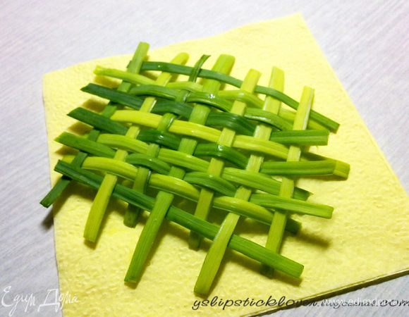 Для декора блюда и в качестве подложки для биточков я придумала вот такую плетенку из лука-порея.