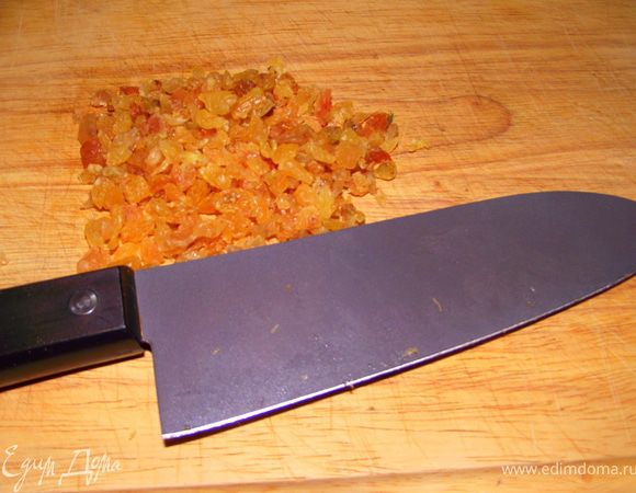 Изюм порезать на маленькие кусочки.
