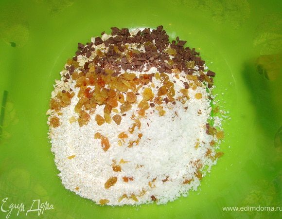 Смешать в миске овсяные хлопья, сухофрукты, шоколад и кокосовую стружку.