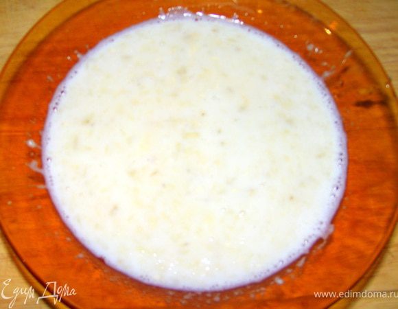 Банан взбить с молоком до однородной массы, добавить мёд.