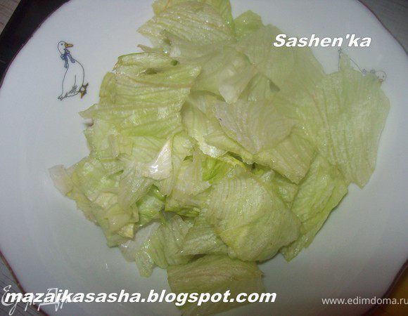 салат моем , обсушиваем, режем или рвем