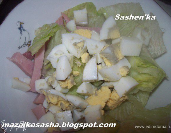 Яйцо варим в крутую. режем кубиками