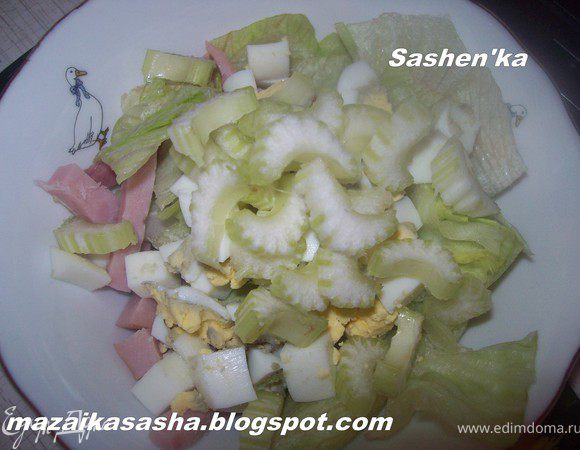 Сельдерей моем, очищаем от грубых волокон, режем небольшими ломтиками