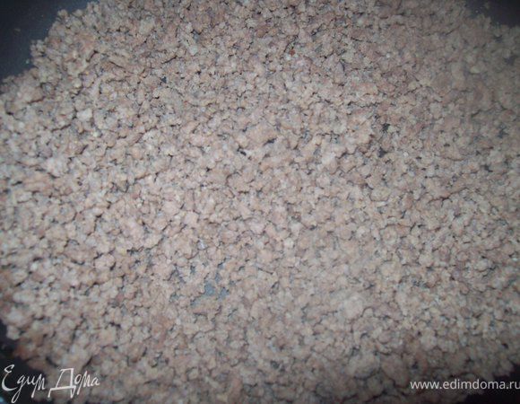 фарш обжариваю на сухой сковородке (без масла) до готовности...разбиваем его на мелкие крупинки. и добавляем в кипящую воду. Количества фарша зависит от ваших вкусов..хотите ли вы суп по гуще или нет.)