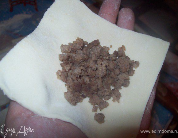 ПЛЮШКИ-УШКИ
берем слоеное тесто, раскатываем его и режем на квадратики 10*10. в центр выкладываем начинку. У меня это был оставшийся фарш, но можно положить все что угодно..тушеную капусту с морковкой...рис с яйцом...картофельное пюре с грибами или хрустящим беконом..))))